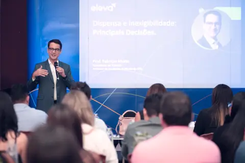 Apresentação técnica com slides no telão